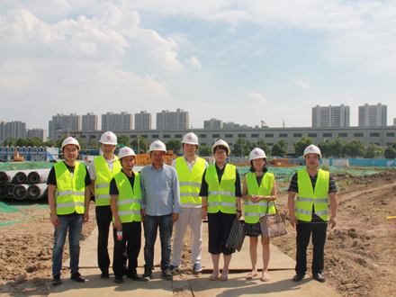 青?？傟狀I導慰問項目工地一線職工